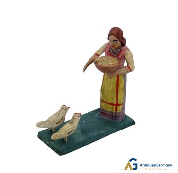 Grulich nativity figure " farmwomen with chicks "  (7 cm)
