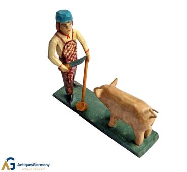 Krippenfigur Metzger mit Schwein (7 cm)
