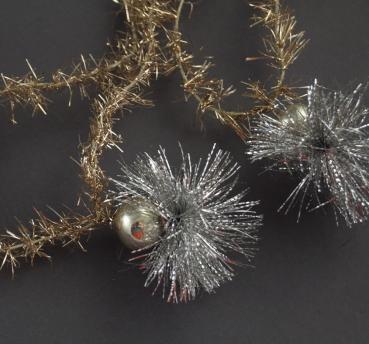 4 gold-colored Tinsel Garlands with silver Beads / Tinsel, ca. 420 cm