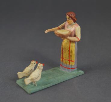 Grulicher Krippenfigur "Bäuerin füttert Hühner" (7 cm)