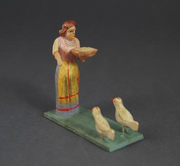 Grulich nativity figure "farmwomen with chicks"  (7 cm)