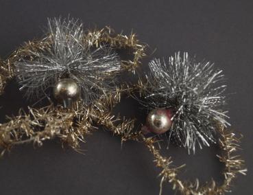 4 gold-colored Tinsel Garlands with silver Beads / Tinsel, ca. 500 cm