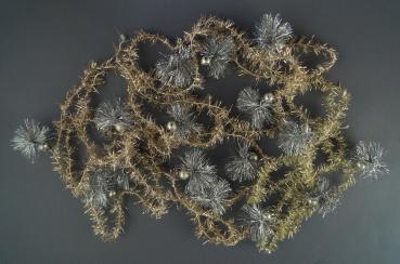 4 gold-colored Tinsel Garlands with silver Beads / Tinsel, ca. 540 cm