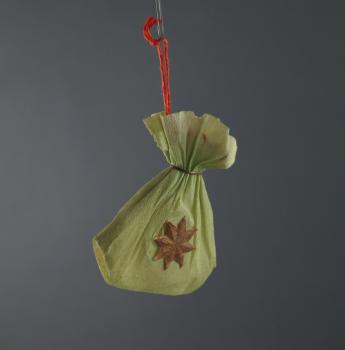 Candy Bag aus Krepppapier mit Engel Oblate ~ 1920