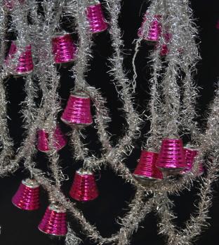 4 Stück silberfarbener Tinsel mit pinken Glöckchen aus Glas, ca. 520 cm