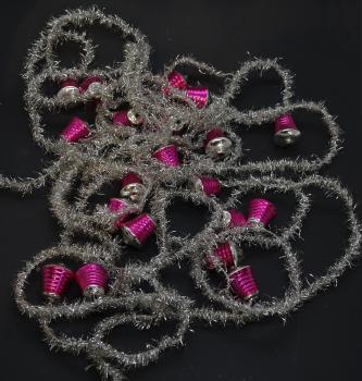 4 Stück silberfarbener Tinsel mit pinken Glöckchen aus Glas, ca. 520 cm