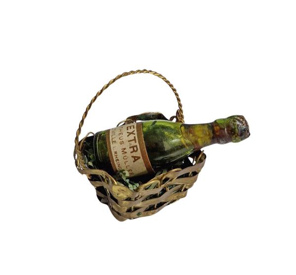 Basket with bottle of champagne, around 1920