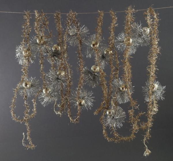 4 gold-colored Tinsel Garlands with silver Beads / Tinsel, ca. 420 cm