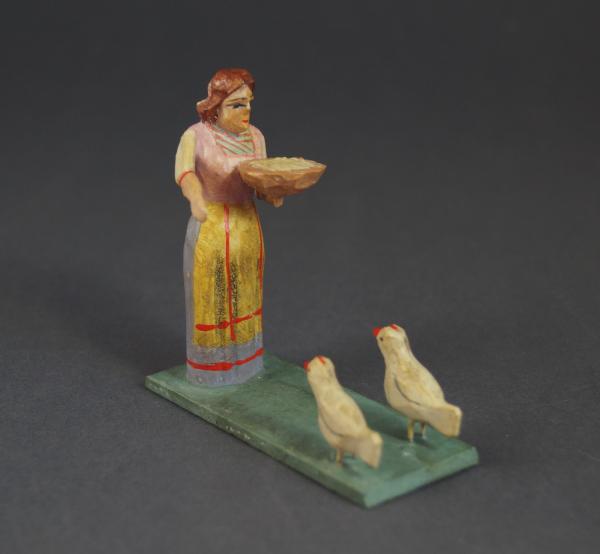 Grulich nativity figure "farmwomen with chicks"  (7 cm)