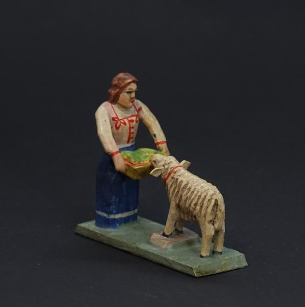 Grulicher Krippenfigur " Bäuerin füttert Schaf " (5 cm)