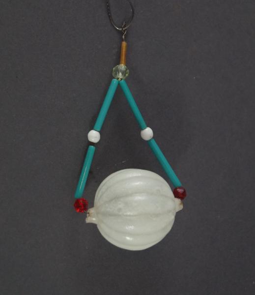 Gablonzer Glasornament, fluoreszierend ~ 1930