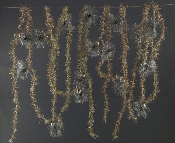 4 gold-colored Tinsel Garlands with silver Beads / Tinsel, ca. 540 cm