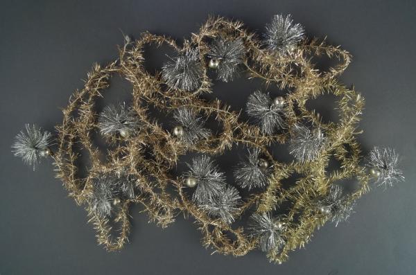 4 gold-colored Tinsel Garlands with silver Beads / Tinsel, ca. 540 cm