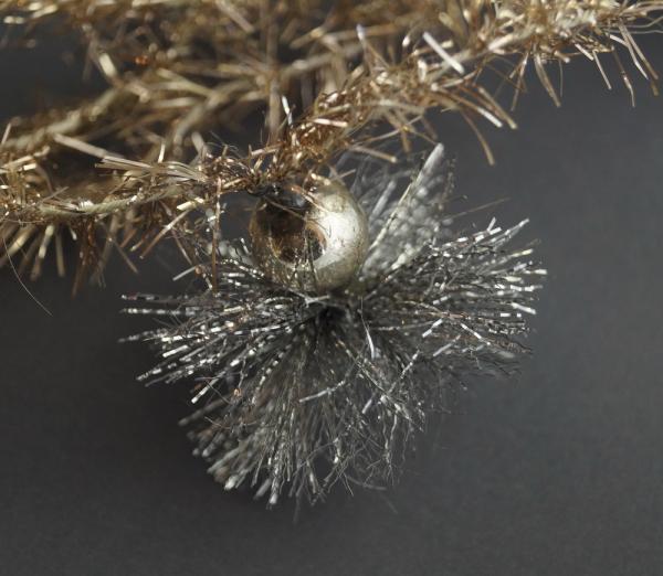 4 gold-colored Tinsel Garlands with silver Beads / Tinsel, ca. 540 cm