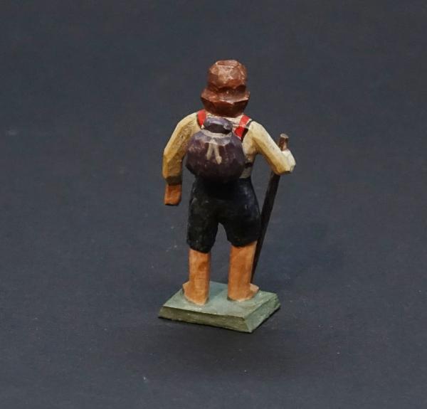 Grulicher Krippenfigur " Wanderer mit Rucksack " (5 cm)