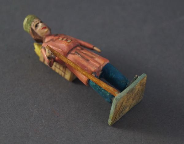 Grulich nativity figure "Man with pannier"  (5 cm)