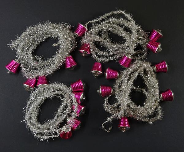 4 Stück silberfarbener Tinsel mit pinken Glöckchen aus Glas, ca. 520 cm